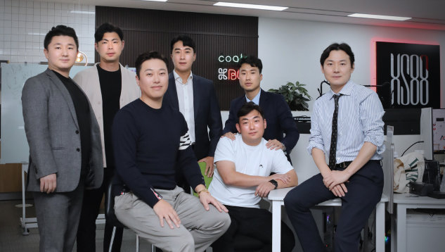 김호성 HS88 회장(왼쪽에서 세번째)과 협력사 관계자들. 사진=김혜리 기자