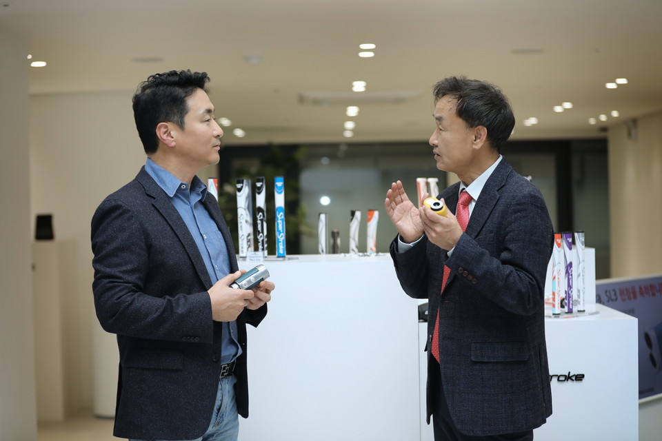 김준오 대표(왼쪽)가 신경수 소장과 이야기를 나누고 있다. 사진=김혜리 기자