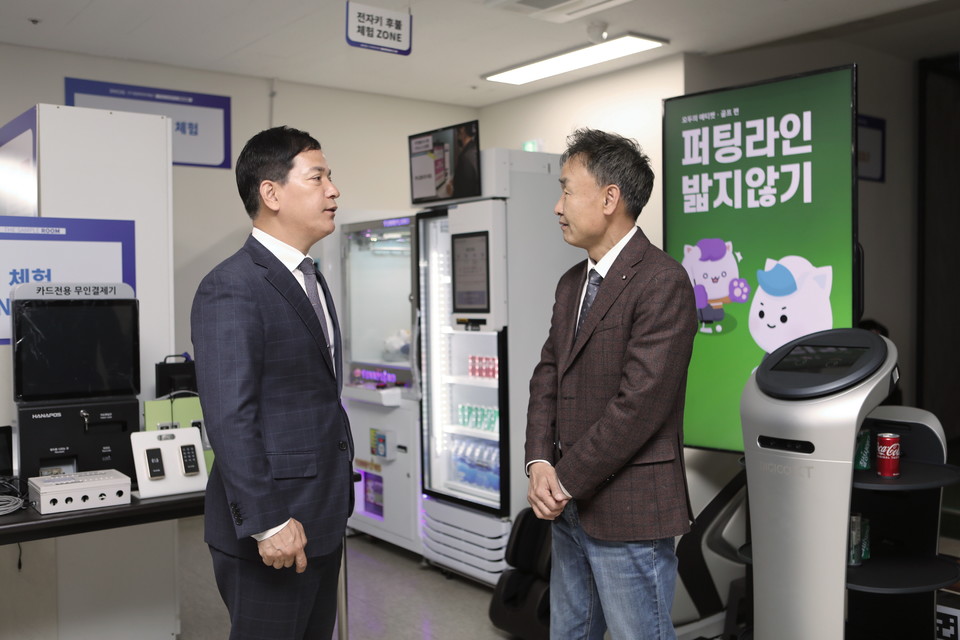 최동성 대표(왼쪽)와 신경수 박사가 대양CIS 조직문화에 대해 이야기를 나누고 있다. 사진=김혜리 기자