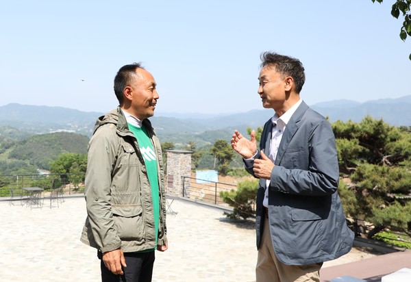 김도완 사니다카페 대표(왼쪽)와 신경수 박사. 사진=김혜리 기자